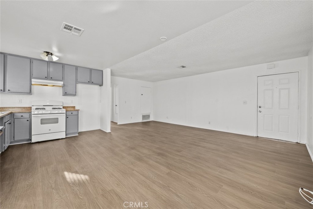 38501 Larkin Avenue, Unit 4 Palmdale, CA 93550 - Photo 7 of 26