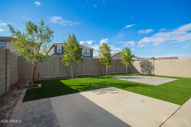 a view of a backyard