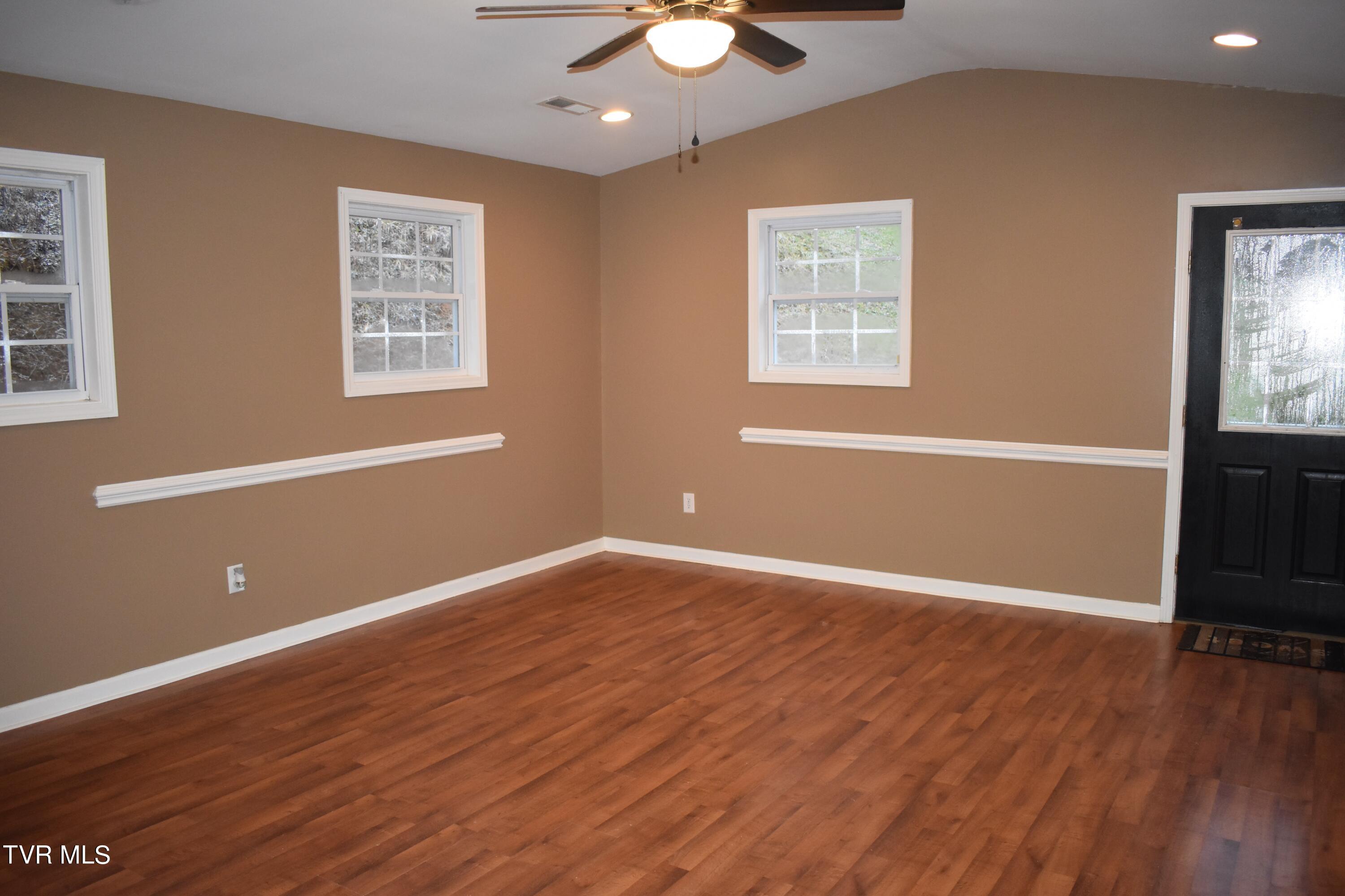 190 Walter Stevens Road Hampton, TN 37658 - Photo 15 of 30 den htp