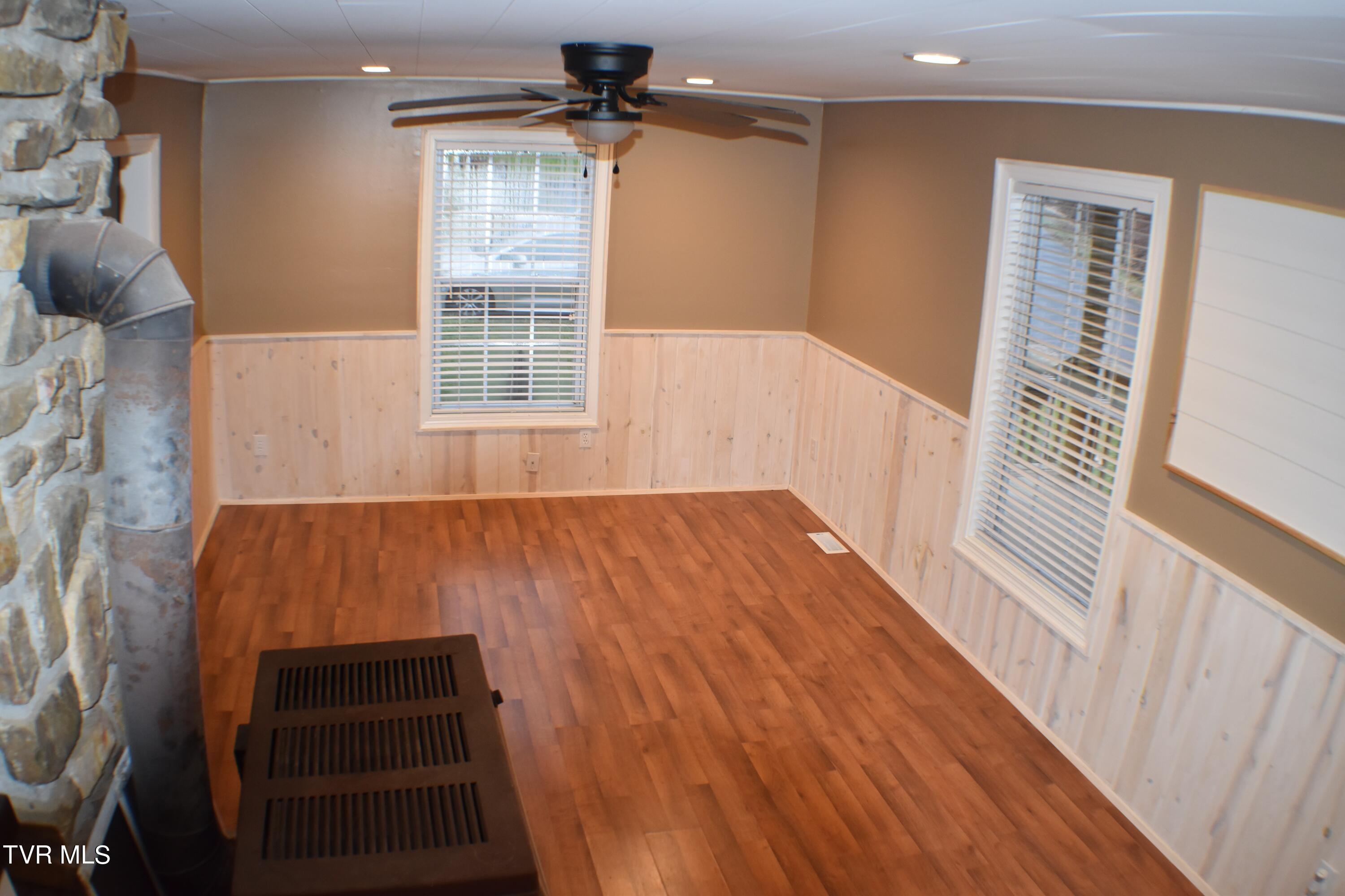 190 Walter Stevens Road Hampton, TN 37658 - Photo 5 of 30 living htp