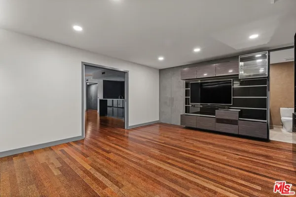 $930,000 | 6250 Hollywood Boulevard, Unit 9E, Los Angeles, CA 90028