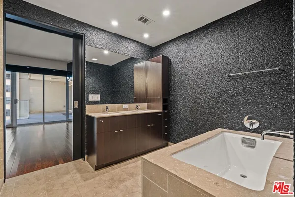 $930,000 | 6250 Hollywood Boulevard, Unit 9E, Los Angeles, CA 90028