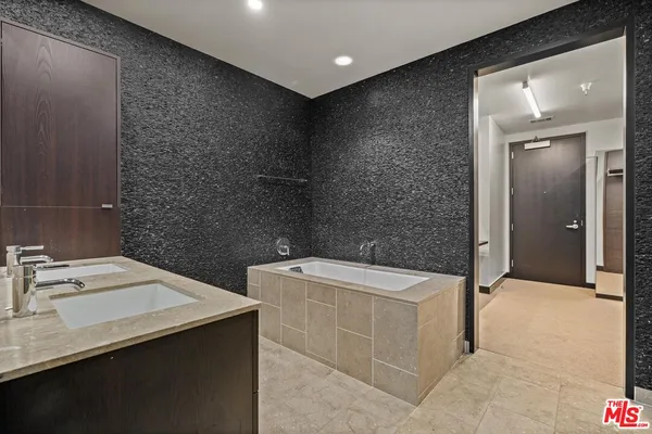 $930,000 | 6250 Hollywood Boulevard, Unit 9E, Los Angeles, CA 90028