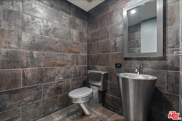 $930,000 | 6250 Hollywood Boulevard, Unit 9E, Los Angeles, CA 90028