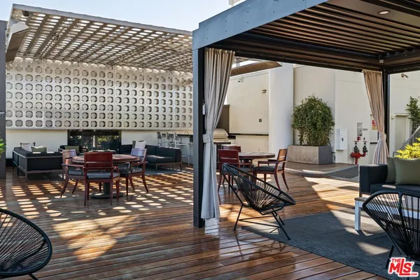 $930,000 | 6250 Hollywood Boulevard, Unit 9E, Los Angeles, CA 90028