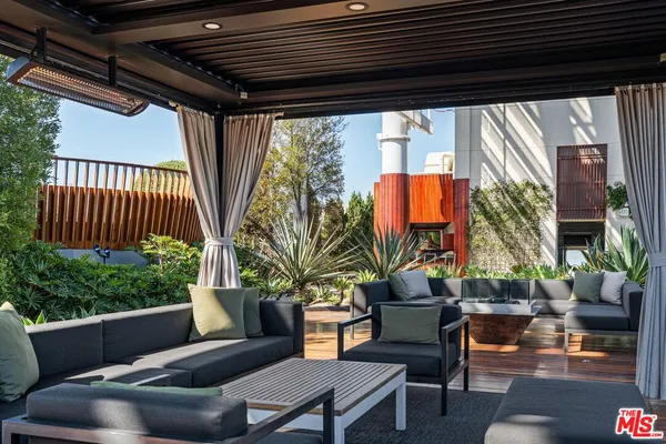 $930,000 | 6250 Hollywood Boulevard, Unit 9E, Los Angeles, CA 90028