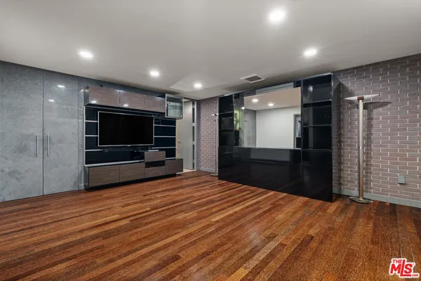 $930,000 | 6250 Hollywood Boulevard, Unit 9E, Los Angeles, CA 90028