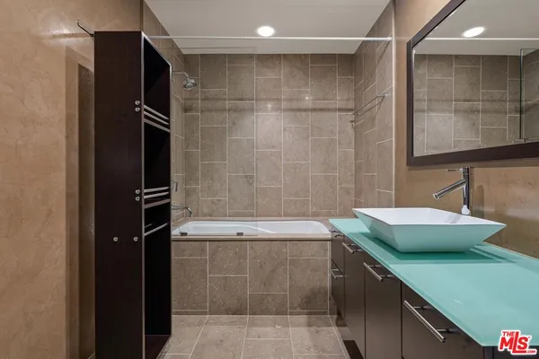 $930,000 | 6250 Hollywood Boulevard, Unit 9E, Los Angeles, CA 90028