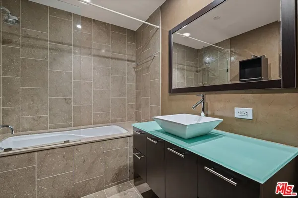 $930,000 | 6250 Hollywood Boulevard, Unit 9E, Los Angeles, CA 90028