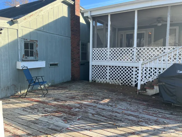 a view of a house with backyard