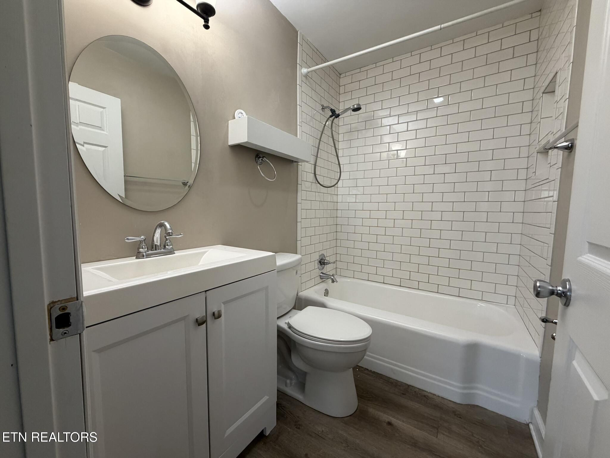 5606 Collette Road Northeast Knoxville, TN 37918 - Photo 15 of 17 Bathroom