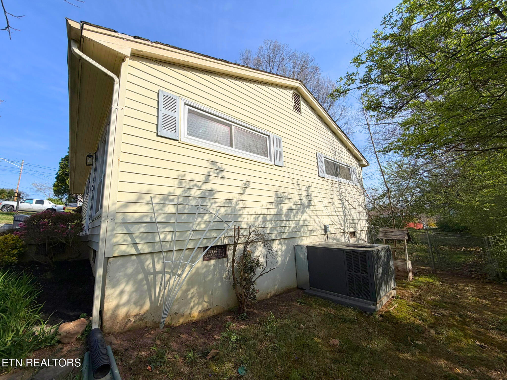 5606 Collette Road Northeast Knoxville, TN 37918 - Photo 3 of 17 Right Side