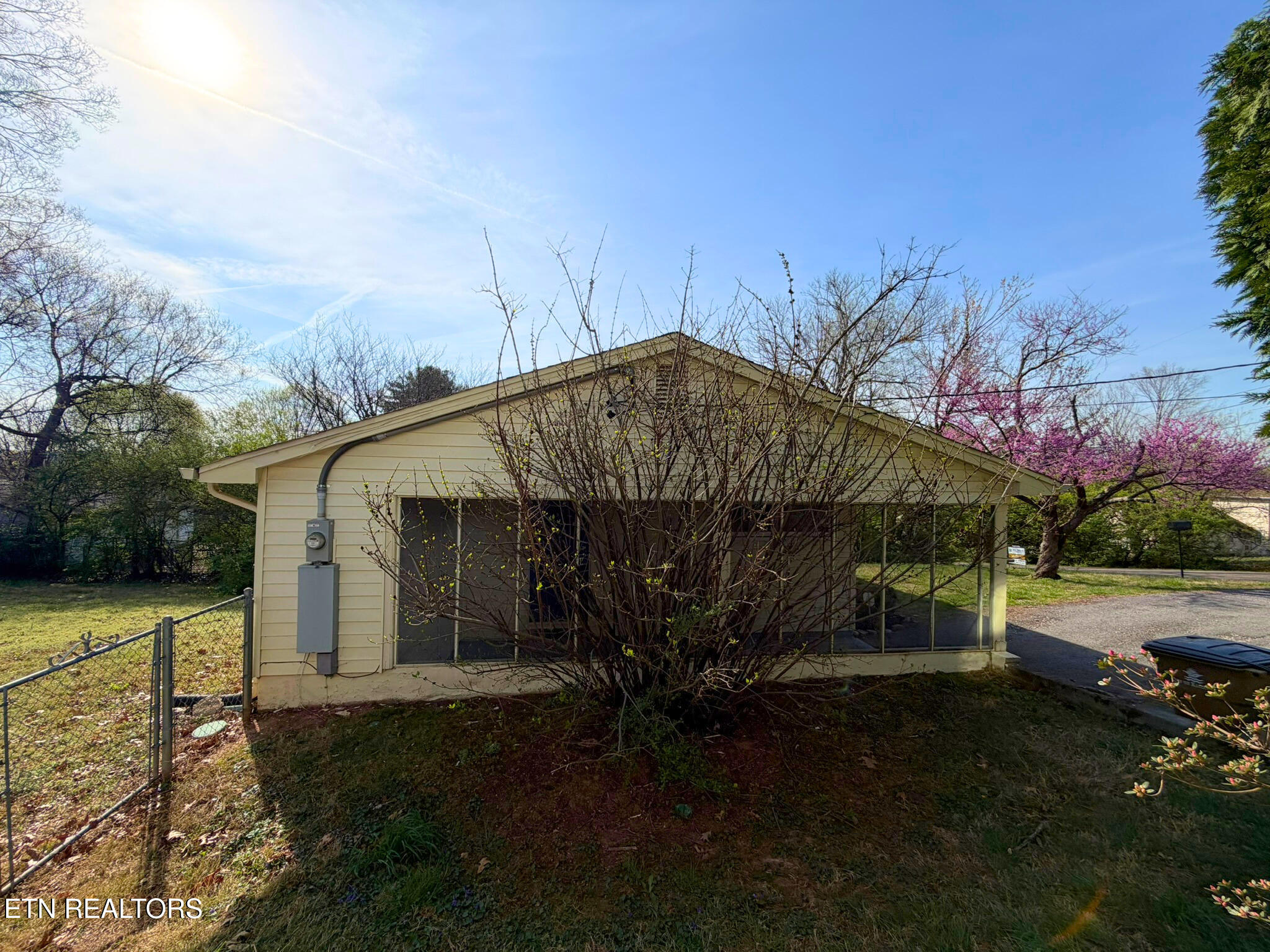 5606 Collette Road Northeast Knoxville, TN 37918 - Photo 6 of 17 Left Side