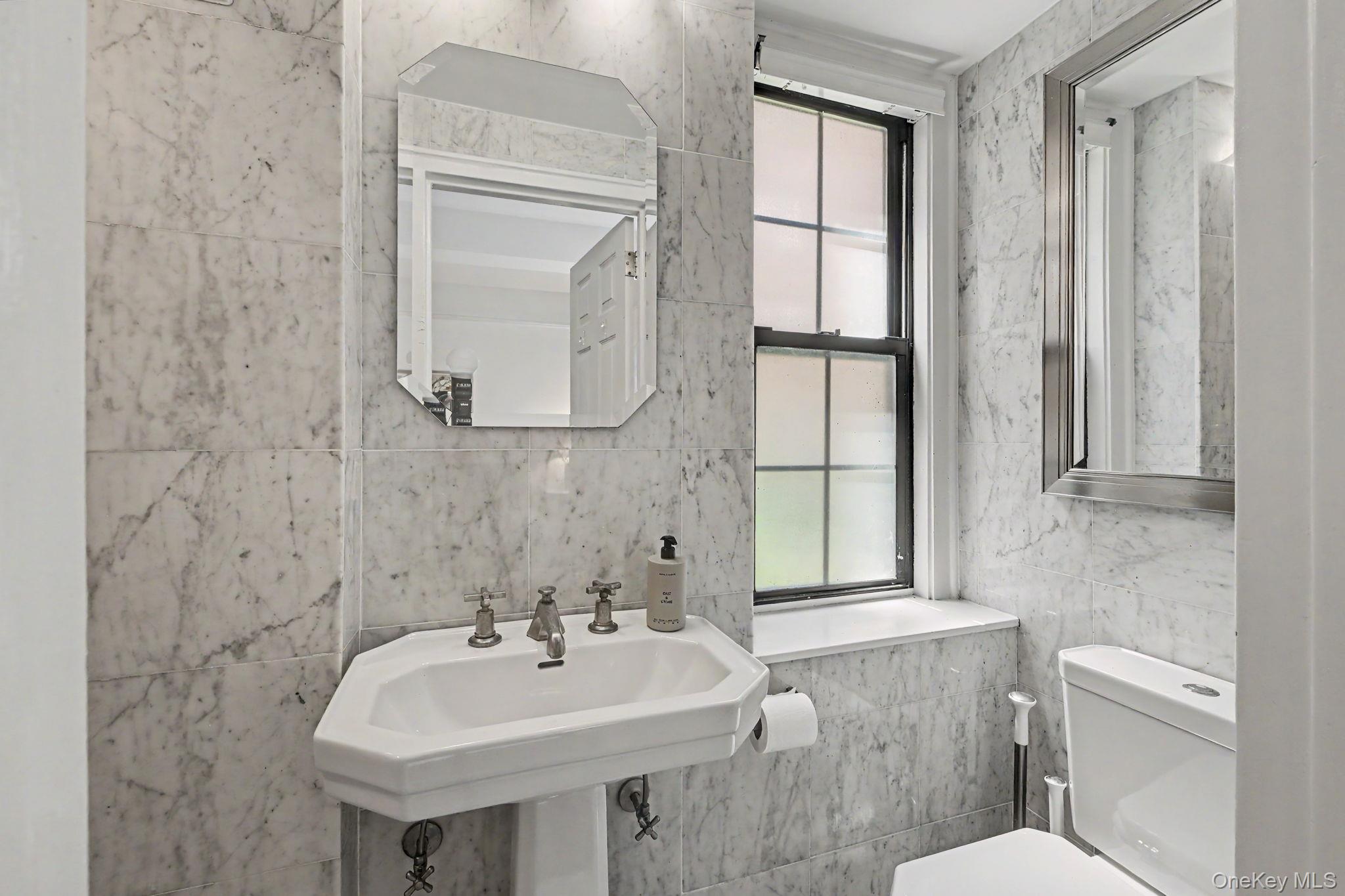 192 Garth Road, Unit TM Scarsdale, NY 10583 - Photo 15 of 34 Primary En-suite bathroom