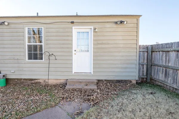 a view of a house with backyard