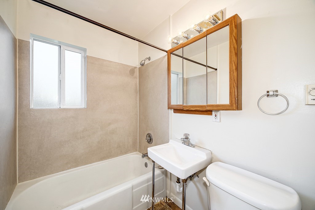 3224 Southwest 97th Street Seattle, WA 98126 - Photo 9 of 15 Gallery Image 9