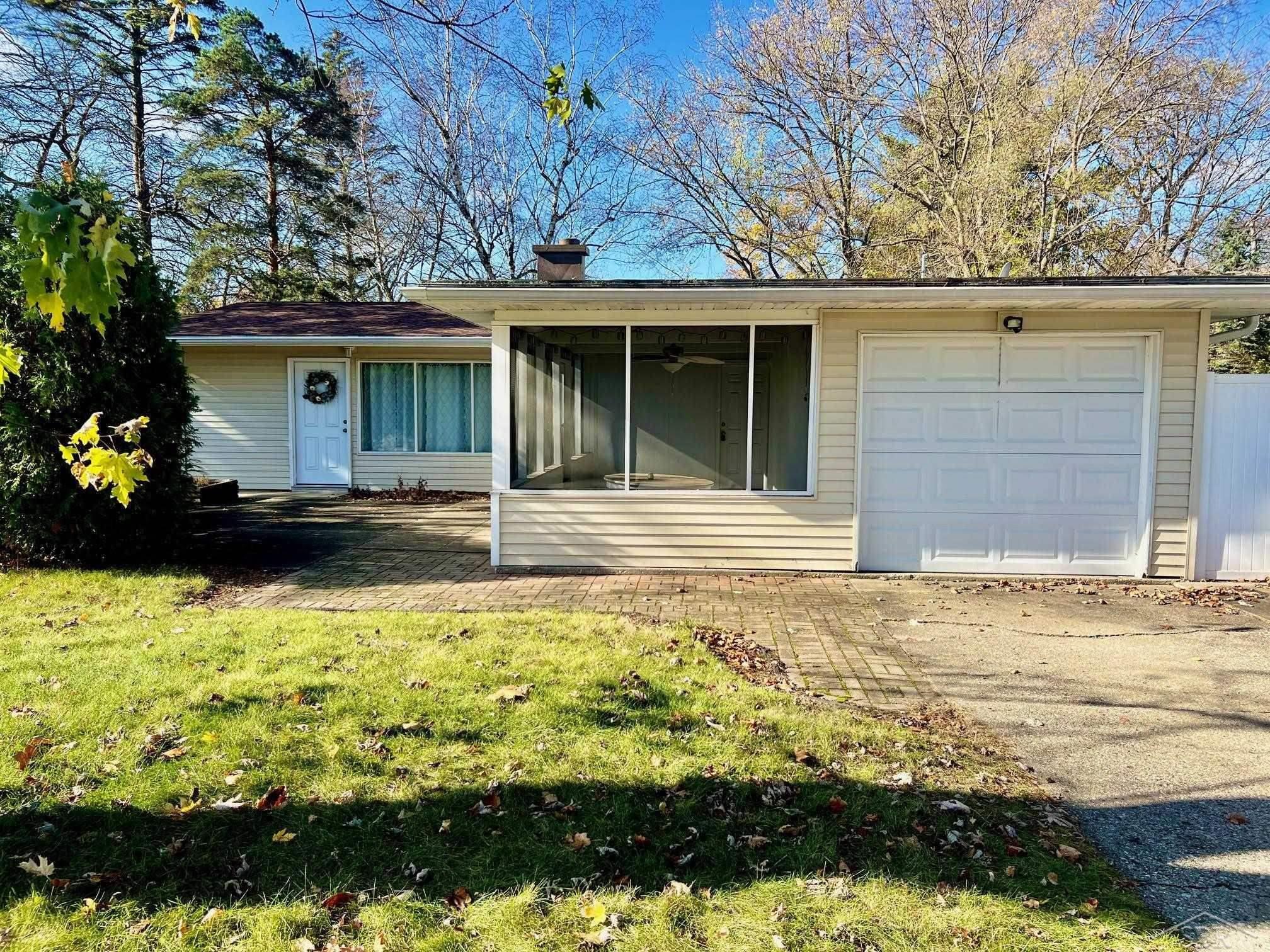 1613 East Sugnet Road Midland, MI 48642 - Photo 1 of 28 50160781-ea60af6b-4b45-46cc-8e8c-406ab76e1e3f.JPG