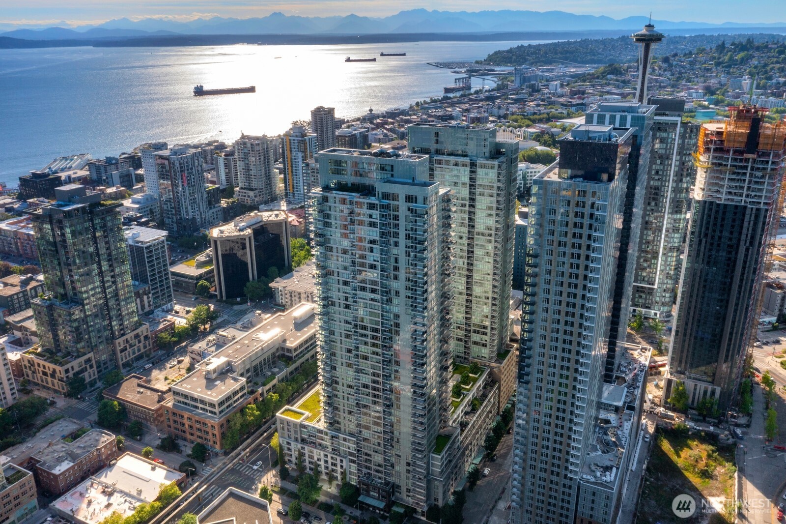 588 Bell Street, Unit 2102S Seattle, WA 98121 - Photo 2 of 37