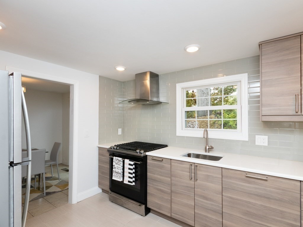 721 Hammond Street, Unit 721 Brookline, MA 02467 - Photo 8 of 39
