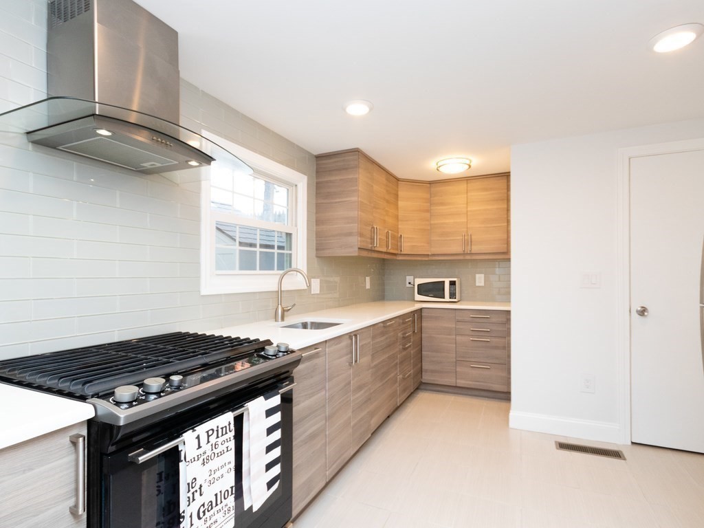 721 Hammond Street, Unit 721 Brookline, MA 02467 - Photo 9 of 39