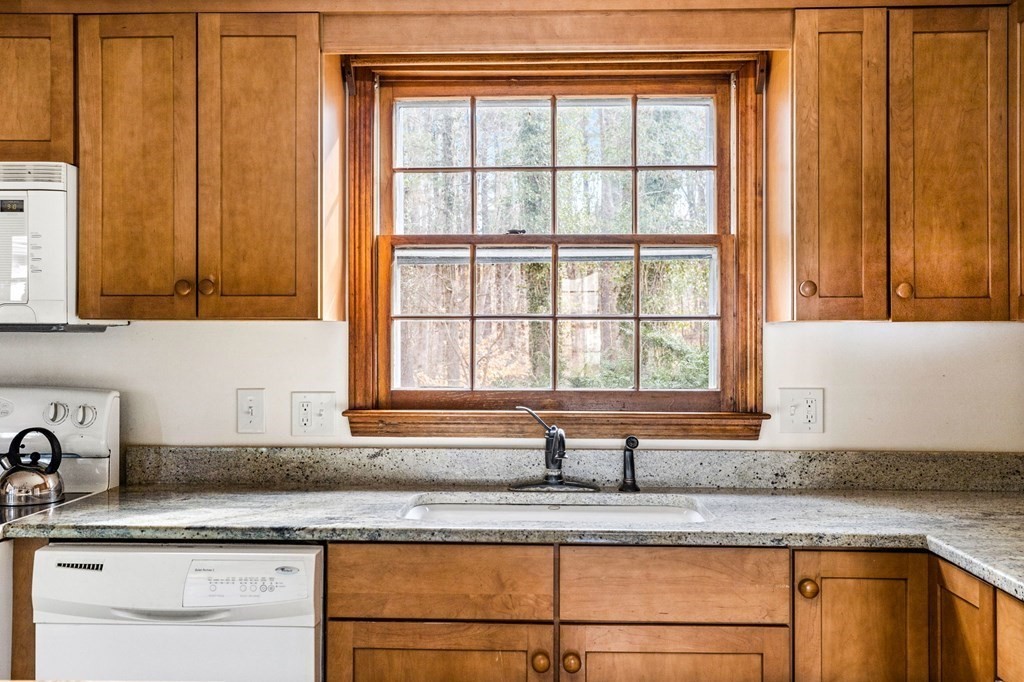 13 Pioneer Road Hingham, MA 02043 - Photo 5 of 37 Gallery Image 5