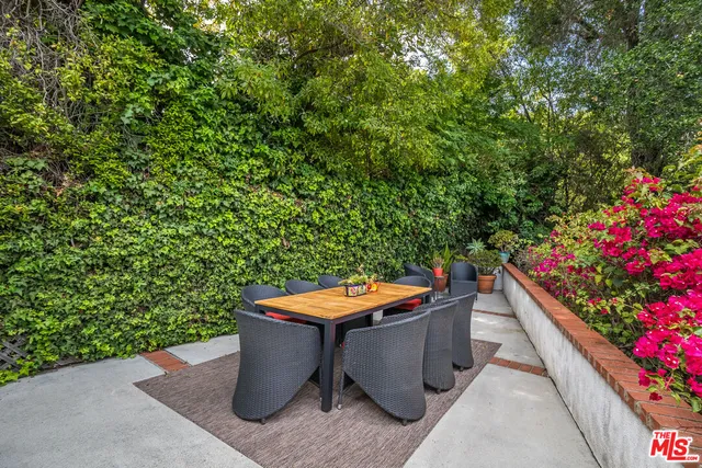 $2,895,000 | 172 South Woodburn Drive, Los Angeles, CA 90049