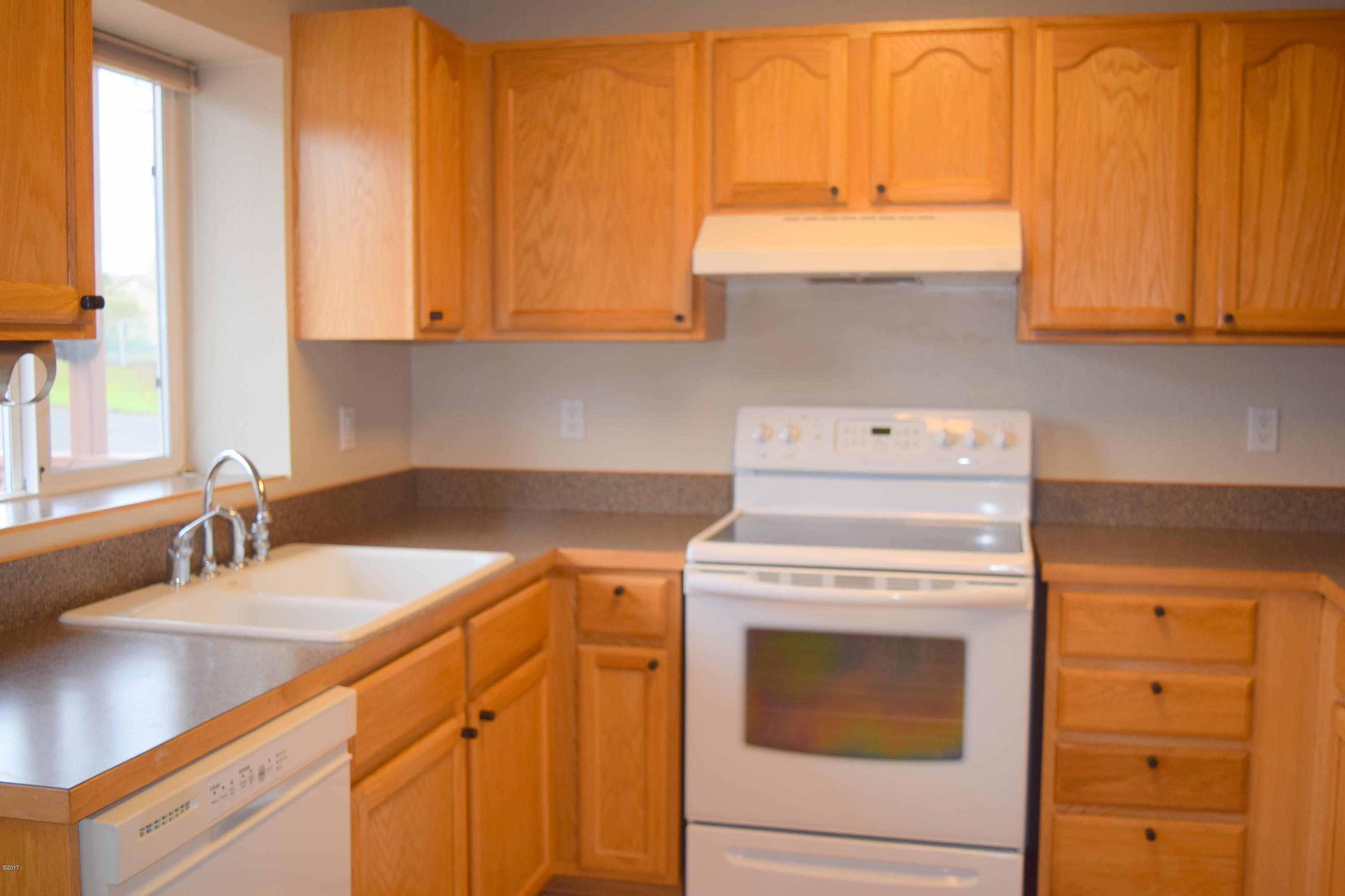 911 Southwest 12th Street Newport, OR 97365 - Photo 10 of 29 Kitchen