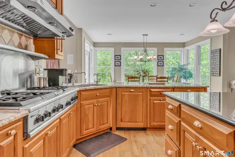 $1,475,000 | 10 Arthur's Court, Newtown, CT 06470