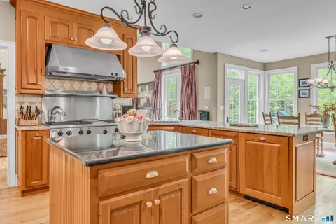 $1,475,000 | 10 Arthur's Court, Newtown, CT 06470
