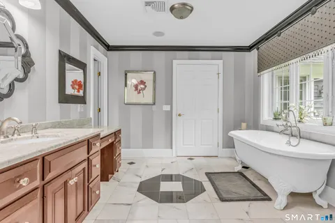 $1,475,000 | 10 Arthur's Court, Newtown, CT 06470