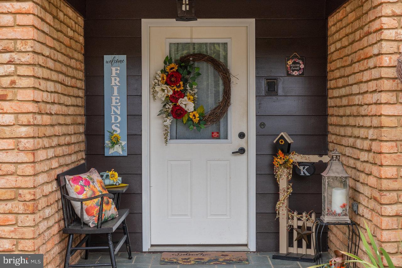120 Galen Hedrick Road Franklin, WV 26807 - Photo 101 of 115 Charming entryway with welcoming decor.