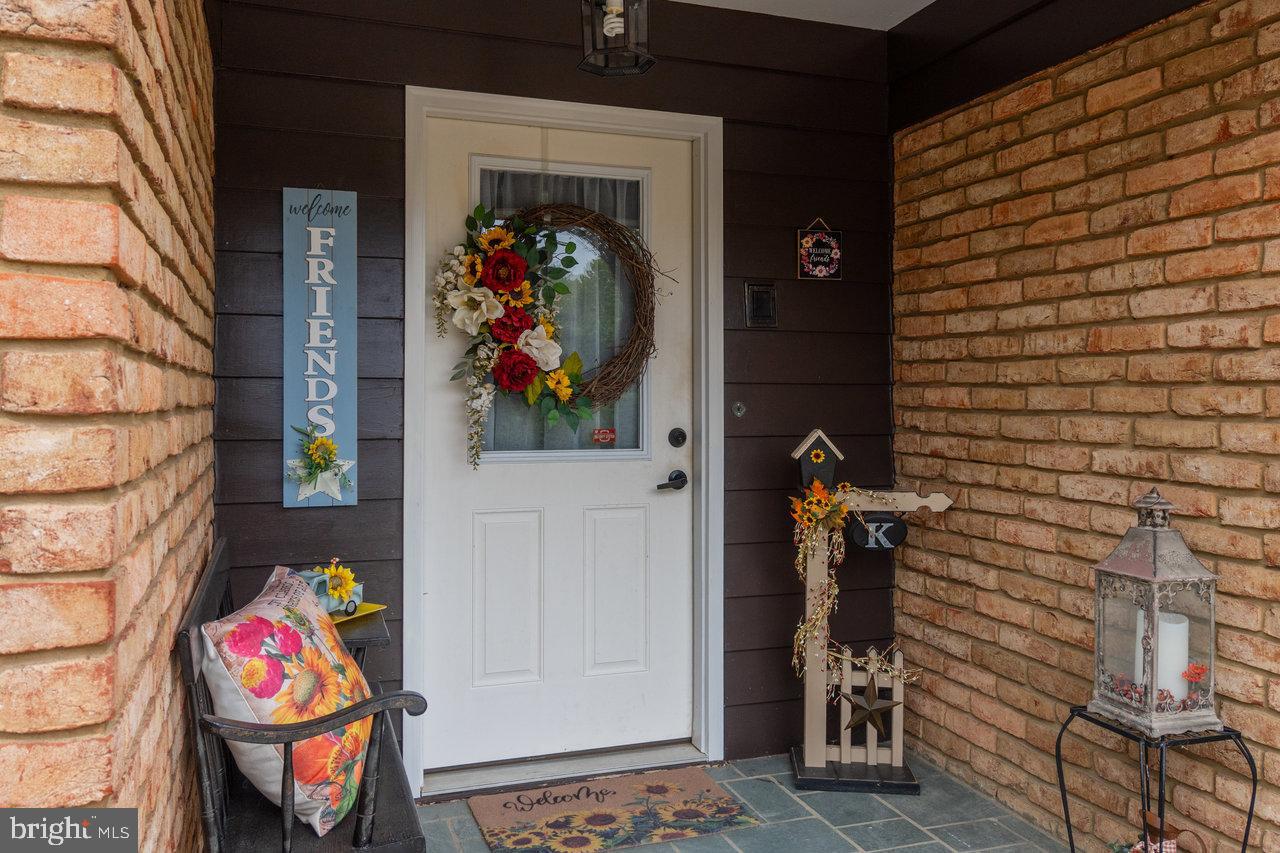 120 Galen Hedrick Road Franklin, WV 26807 - Photo 16 of 115 Welcoming entrance with charming decor.