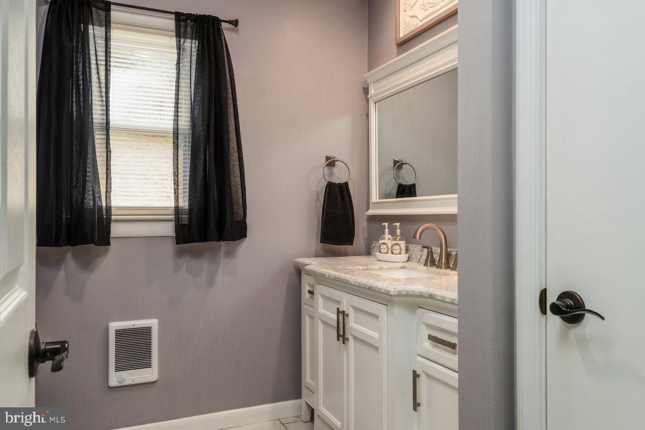 120 Galen Hedrick Road Franklin, WV 26807 - Photo 60 of 115 Elegant bathroom with modern touches.