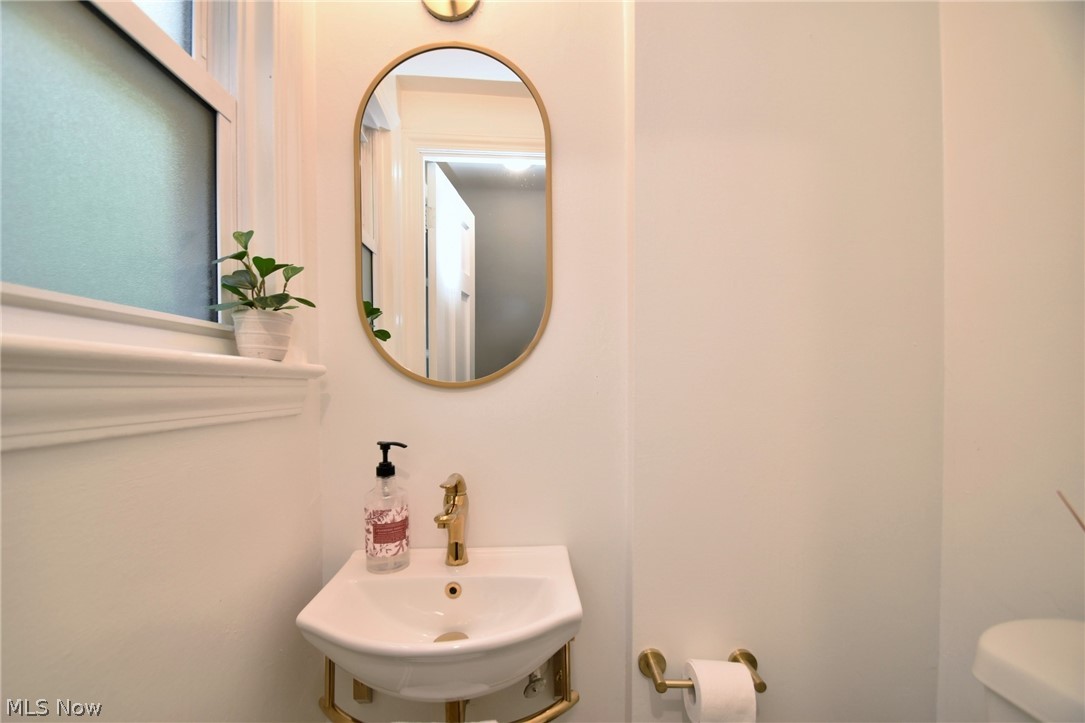 3558 Radcliffe Road Cleveland Heights, OH 44121 - Photo 16 of 32 Renovated Half Bath