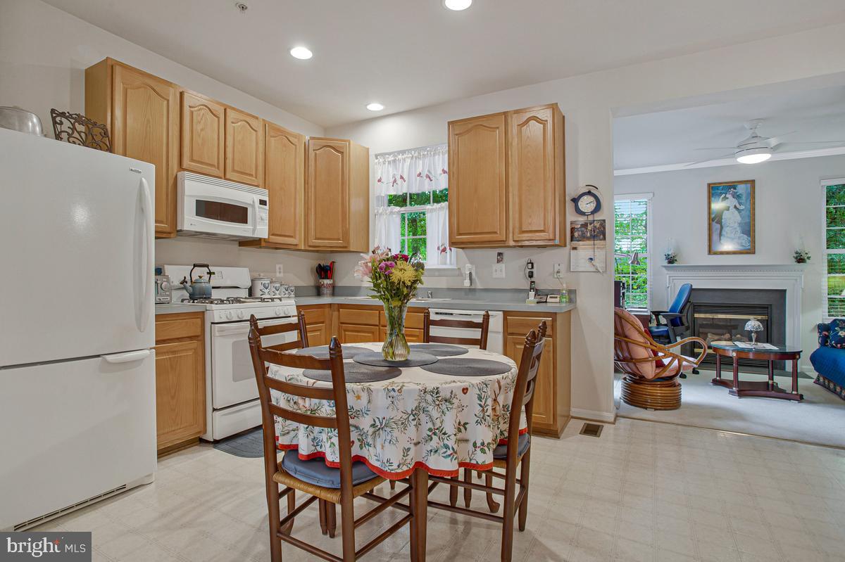 224 Tilden Way, Unit 224 Edgewater, MD 21037 - Photo 12 of 49 Kitchen w/entry to main lvl fam/sun rm, 42" cabs.