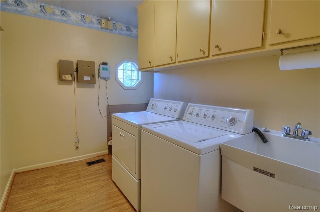 967 Sandhurst Road Bloomfield Hills, MI 48302 - Photo 31 of 39 Laundry Room
