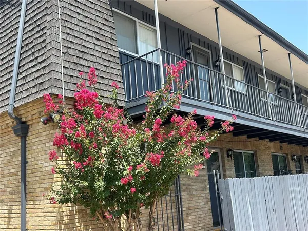 $1,800 | 5014 Les Chateaux Drive, Unit 230, Dallas, TX 75235