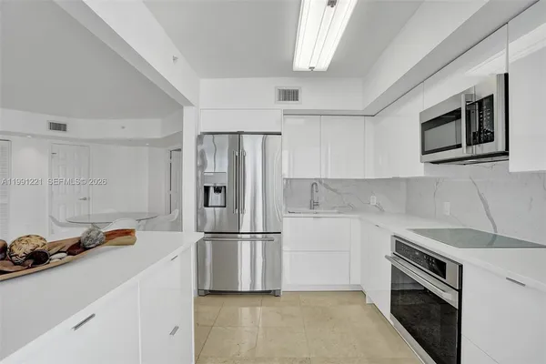 $5,800 | 6301 Collins Avenue, Unit 2308, Miami Beach, FL 33141
