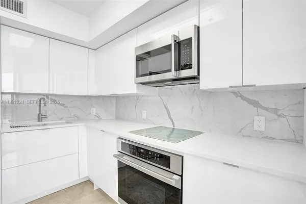 $5,800 | 6301 Collins Avenue, Unit 2308, Miami Beach, FL 33141