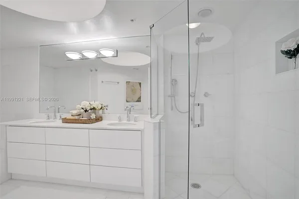 $5,800 | 6301 Collins Avenue, Unit 2308, Miami Beach, FL 33141