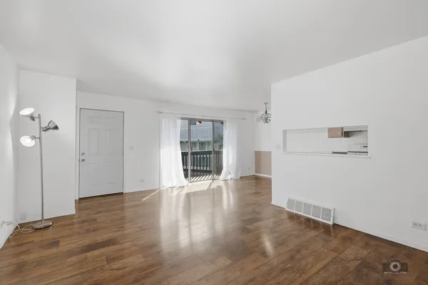 $189,000 | 226 Elkhorn Court, Unit B, Bolingbrook, IL 60440