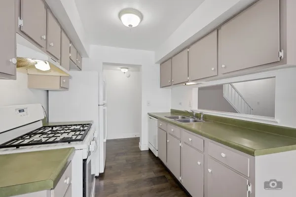 $189,000 | 226 Elkhorn Court, Unit B, Bolingbrook, IL 60440