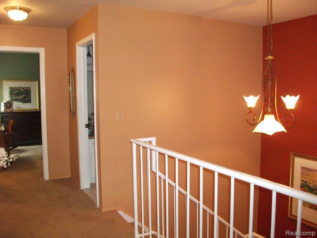921 Golfview Court Rochester, MI 48307 - Photo 15 of 25 Upper Hallway