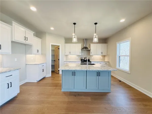 $719,900 | 18000 North Peach Blossom Drive, Platte City, MO 64079