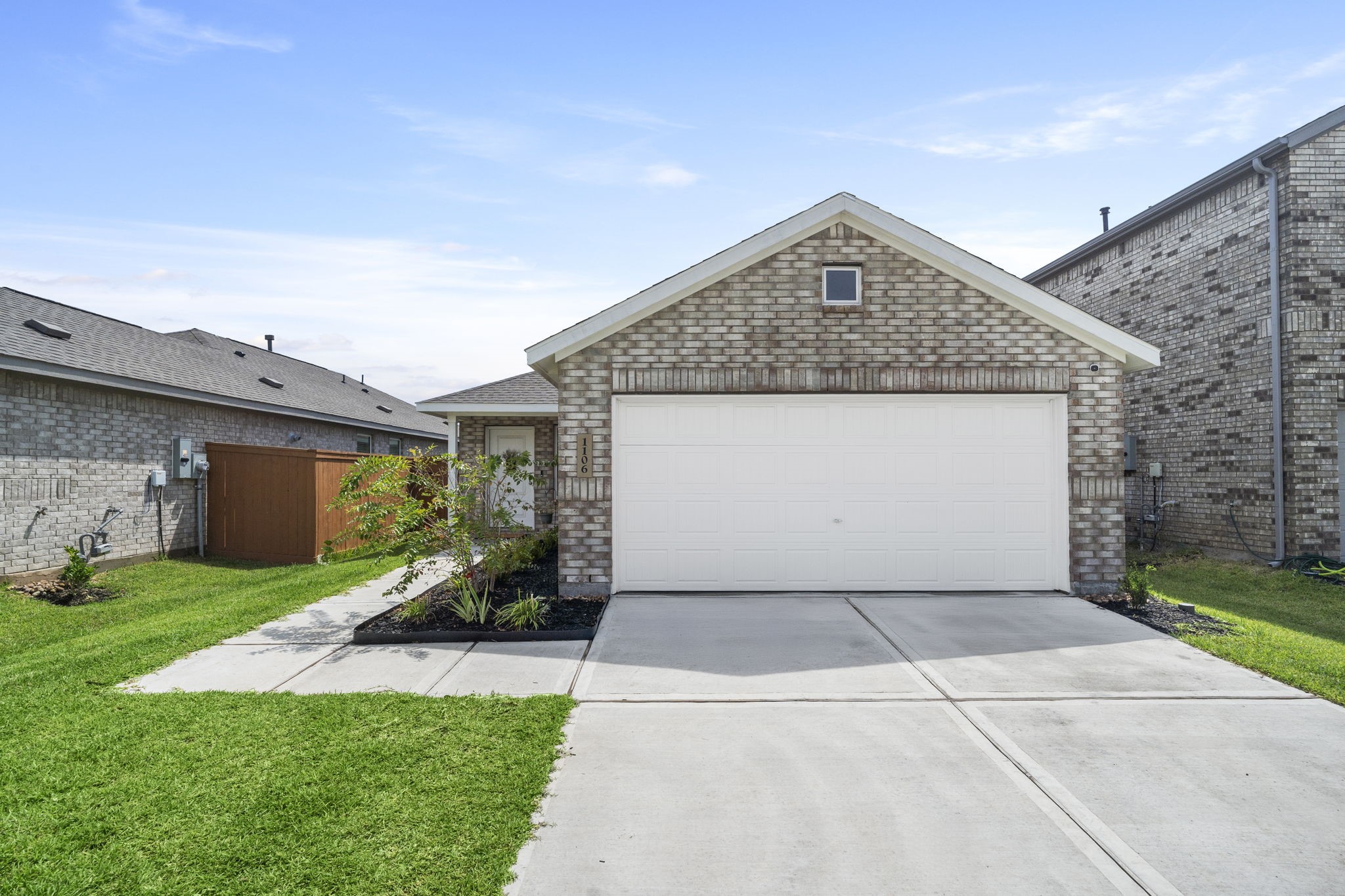 a view of a house with backyard and garden
