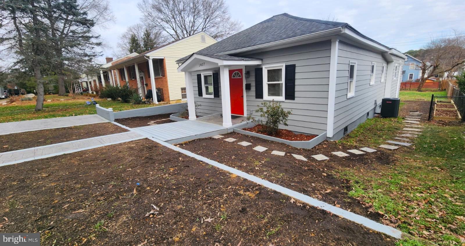 1407 Sunken Road Fredericksburg, VA 22401 - Photo 4 of 39 a front view of a house with garden