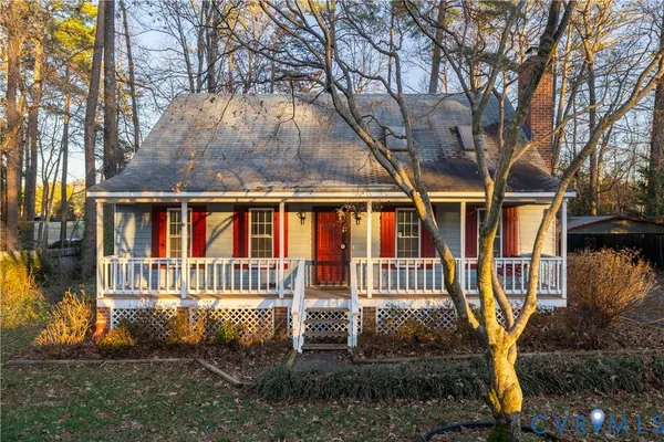 a view of house with backyard and trees