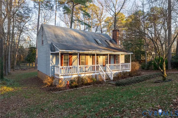 a view of house with backyard