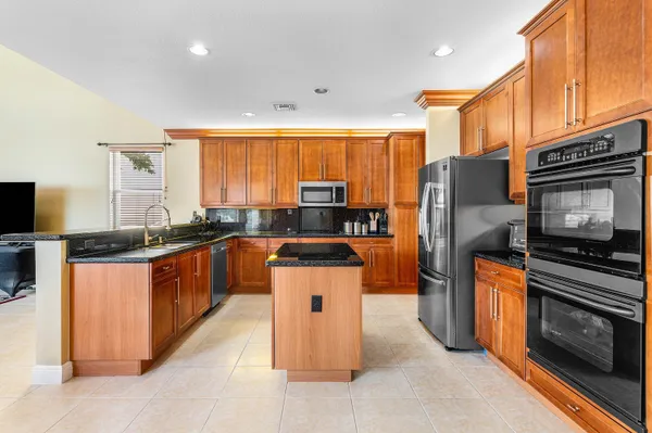 $990,000 | 9915 Vía Bernini, Lake Worth, FL 33467