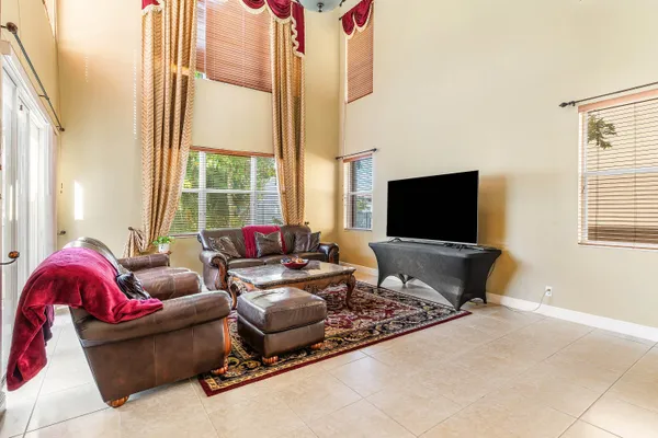 $990,000 | 9915 Vía Bernini, Lake Worth, FL 33467